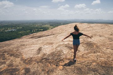 femme sur Rocher de Pidurangala au Sri Lanka nature