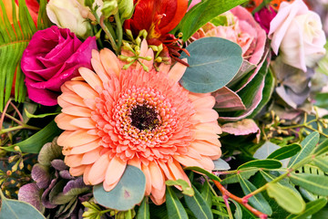 Buntes Blumenarrangement © reimax16