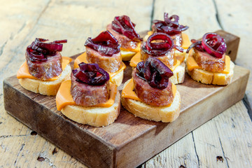 Croutons of bread with cheese sausage and caramelized onion