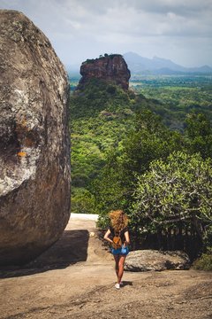 Jeune femme dans la nature avec son sac à dos au Sri Lanka