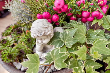 Kleiner Engel mit Efeu