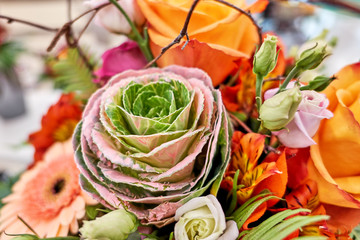 Dekoratives Blumengesteck mit Zierkohl © reimax16