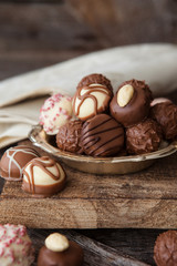 Fototapeta na wymiar Verschiedene Pralinen und Schokoladen