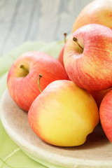 Frische Äpfel in einer Schale 
