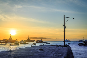 Coucher de soleil sur le port de San Cristobal aux Galapagos