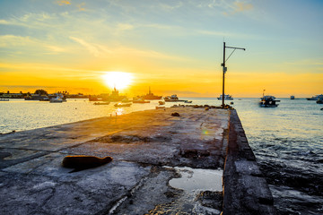 Coucher de soleil sur le port de San Cristobal aux Galapagos
