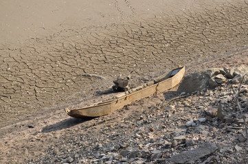 Le bateau échoué au Lac de Pont dans le 21