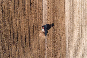 Luftbild eines Bauern mit seinem Traktor bei der Felsarbeit
