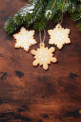 Obraz na płótnie Canvas Christmas gingerbread cookies and fir tree