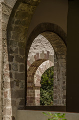 arcos de convento construidos en roca, con forma circular, paisaje y luz