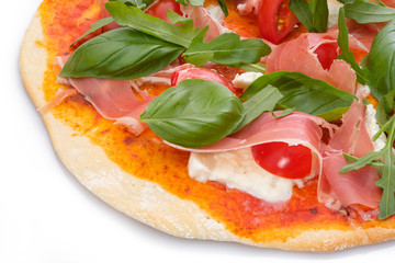 Pizza Nahaufnahme Basilikum Schinken Tomaten
