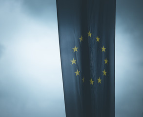 EU Fahne im Wind, düster