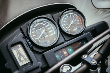 Tachometer eines alten Motorrades