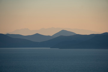 Aussicht aufs Meer, nach Sonnenuntergang in der blauen Stunde
