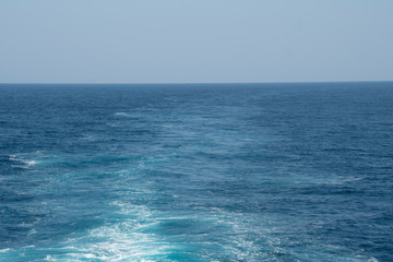 Blau in Blau; Heckwelle einer Fähre auf dem offenen Ozean