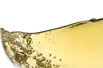 Poster Im Rahmen Spritzen Sie Weißwein im Glas mit Blasennahaufnahmemakrobeschaffenheit, die oben auf weißem Hintergrund lokalisiert wird. Weißweinwelle mit schönem Sprudel. © HappyRichStudio