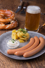 Nahaufnahme der Frankfurter Würstchen auf rustikalen Holz