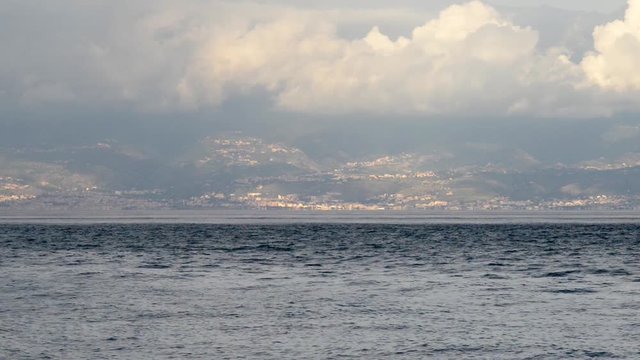 La Costa Calabra vista dal Mare con le correnti dello Stratto