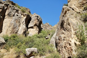 Коричневые скалы на фоне ярко- голубого неба!