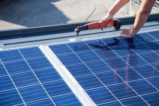 Verschrauben eines Solarmodules