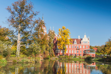 Fototapeta na wymiar Przepiękny zamek i ogrody - Fürst Pückler Park w Bad Muskau