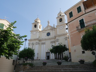 Borgio - piazza e chiesa di San Pietro