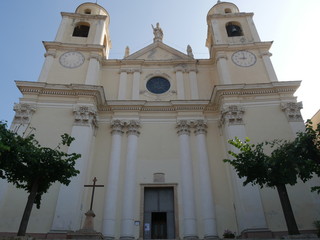 Borgio - piazza e chiesa di San Pietro