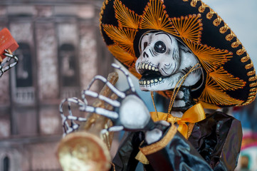 catrina mexicana calavera dia de muertos halloween con trompeta y sombrero de charro