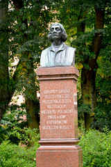 Obraz premium OLSZTYN, POLAND. A monument to Nicolaus Copernicus in the park. The Polish text - to Nicolaus Copernicus from grateful residents of Olsztyn.