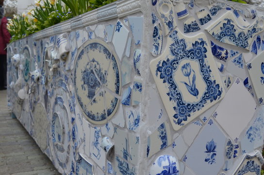 Dekoracyjny murek z porcelany w ogrodach Keukehof w Amsterdamie