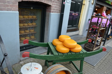 Amsterdam - przed sklepem z serami