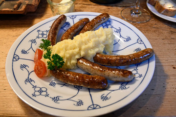 nürnberger rostbratwürste mit kartoffelpürree