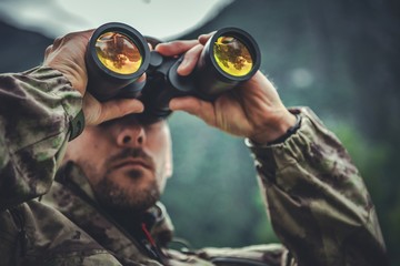 Army Soldier with Binoculars - obrazy, fototapety, plakaty