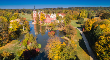 Przepiękny zamek i ogrody - Fürst Pückler Park w Bad Muskau - z lotu ptaka - obrazy, fototapety, plakaty