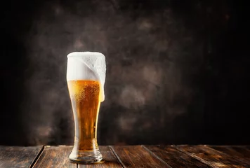 Abwaschbare Fototapete Kneipe Glas frisches und kaltes Bier auf dunklem Hintergrund