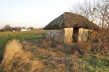 old hut, rural old house © Yuriy