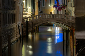 Obraz na płótnie Canvas A venetian bridge - long exposure photo