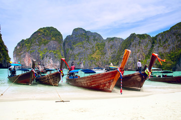 Obraz premium Traditional Thai long tail boat on the famous beach on Kho Phi Phi island, Thailand