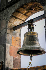 campana catedral luz natural sol rustica