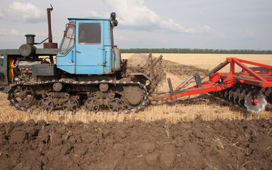 Obraz premium Tractor preparing land for sowing