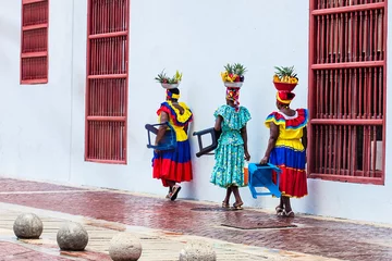 Vlies Fototapete Südamerika Traditionelle Obststraßenhändler in Cartagena de Indias namens Palenqueras zu Fuß vor dem Gebäude des Rathauses von Cartagena