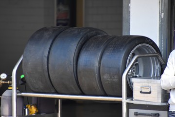 Reifenstapel von einem Sportwagen