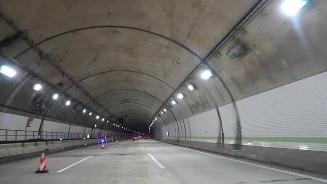高速のトンネル風景