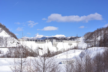 雪が降り積もったダム