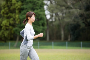 走るミドルの女性