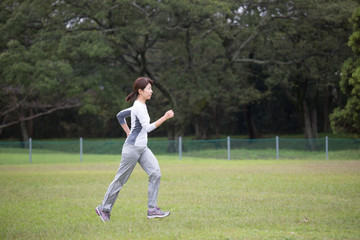 走るミドルの女性