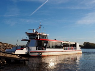 Personenfähre bei Bislich am Rhein
