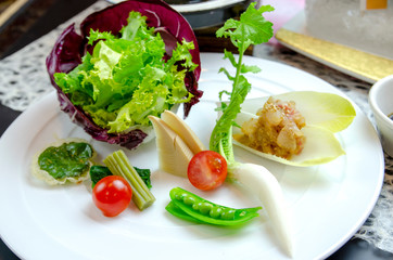 サラダ　食べ物　トマト　レタス　野菜　健康　緑　新鮮　皿　食事　ダイナー　春野菜　赤　ランチ　料理　ベジタリアン　ダイエット　盛り付　白　アップ　朝食　軽食　チーズ　コショウ　ホテル　バイキング　タケノコ　セロリ　豆　大根　洋食　綺麗　美しい　アスパラ　美味しい　朝　ディナー　外食　SARADA 筍　枝豆