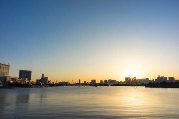 Obraz premium wieczorny widok na plażę Tokyo Odaiba