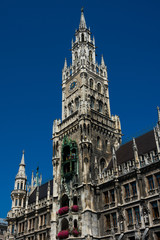 Fototapeta na wymiar New Town Hall (Neues Rathaus) with the Rathaus Glockenspiel. Neogothic building at Mary's Square (Marienplatz). Munich, Germany
